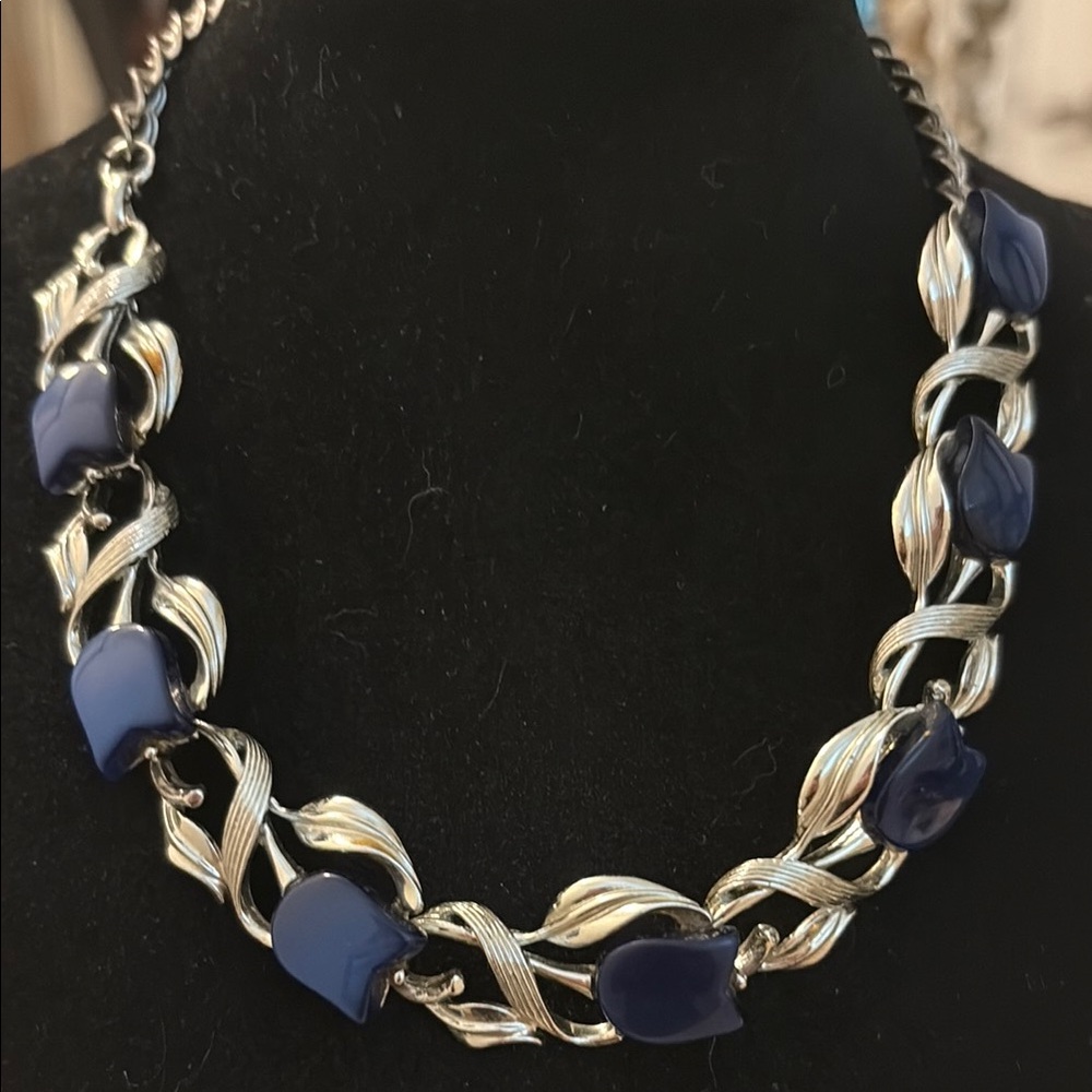 Mid century, thermoset star blue tulips necklace